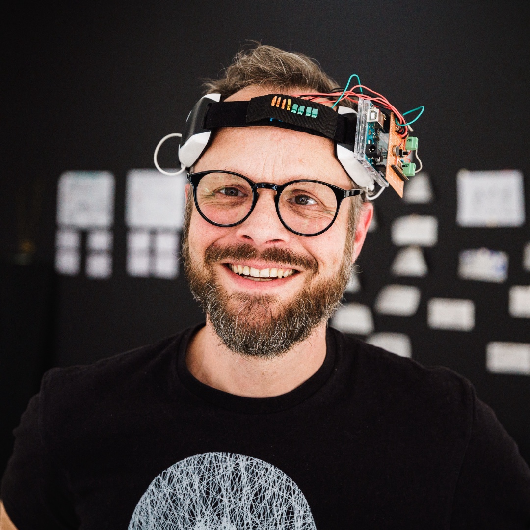 Oliver Heidorn mit dem Mindscape-Arduino-EEG-Leser
